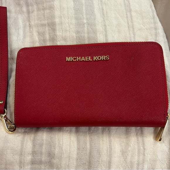 Michael Kors Jet Set Travel Continental Red Zip Around
Wristlet Wallet - Picture 1 of 1